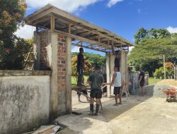 Satgas TMMD Ke-124 Kodim 1802/ Sorong bersama warga bergotong-royong, Bangun Gapura Gereja di kampung Yeflio