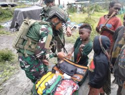 Tak Perlu Paksa, Warga Dambed Rela Antre demi Pelayanan Satgas TNI
