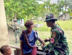 Satgas Yonif 131/Brajasakti Bantu Warga Kampung Waris dengan Pelayanan Kesehatan, Bukti Nyata Cinta Tanah Air