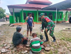 Babinsa Klego Jaga Lingkungan Masjid Tetap Asri