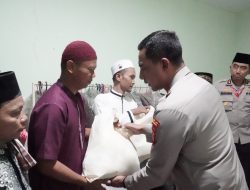 Polres Metro Jakbar Wujudkan Kepedulian Lewat Sholat Jumat Keliling dan Bansos Religi