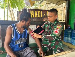 Berbagi Kasih Di Perbatasan Papua, Satgas Yonif 131/Brajasakti Berikan Pelayanan Kesehatan Gratis Kepada Masyarakat