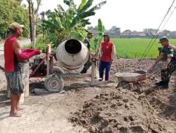 Babinsa Gotong Royong, Perbaiki Bahu Jalan Demi Keamanan dan Kelancaran