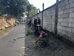 Wujudkan Bakti TNI Dengan Rakyat, Babinsa Joyotakan Bersama Masyarakat Kerja Bakti