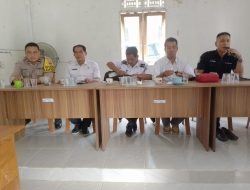 Bhabinkamtibmas Polsek Kuala Behe Hadiri Musdes Desa Paku Raya