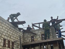 Warga Kompak Gotong-Royong Bersama Satgas Yonif 762/VYS Perbaiki Atap Rumah