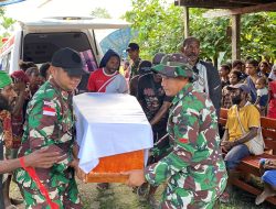 Wujud Sinergi dan Kepedulian, Satgas Yonif 131/Brajasakti Melayat ke Rumah Duka Warga Kampung Banda Perbatasan Papua