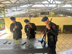 Dukung OPS Sikat I Musi 2025, 11 Personel YON A Pelopor Laksanakan Pembersihan Senjata AK-101