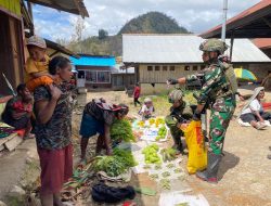 Aksi Humanis Satgas TNI di Sinak: Borong Dagangan Mama Papua