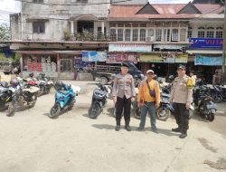 Patroli Siang Polsek Ngabang, Ingatkan Pemilik Toko Untuk Menyuruh Konsumennya Menggunakan Kunci Ganda Sepeda Motornya Saat Parkir