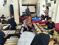 Manfaatkan Hari Libur Sambil Nguri-nguri Budaya Jawa, Serda Ichsan Dampingi Siswa SMPN 19 Latihan Gamelan