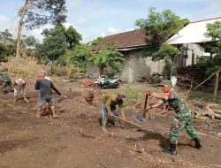 Babinsa Karang Gondang Bersama Warga Bersihkan Jalan Dusun, Lindungi Lingkungan Dan Pererat Silaturahmi