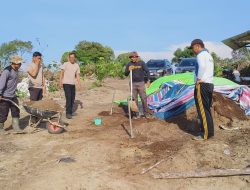 Kapolsek Mandor dan Anggota nya Serta Warga Gotong Royong Siapkan Lahan Pertanian Percontohan
