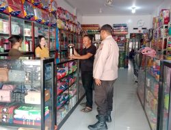 Patroli Polsek Ngabang Menyasar Ke Pertokoan Himbau Kepada Warga Untuk Melapor Apabila Ada Aksi Premanisme