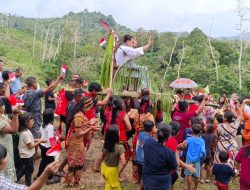 Warga Antusias Menyambut Kedatangan Pastor Yulianus, Pr, di Dsn. Moro Behe 1 Ds. Meranti Kec. Meranti Kab. Landak