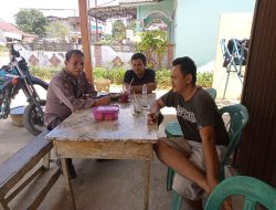 Polisi Sambangi Warga di Warung Kopi, Wujudkan Kedekatan dan Keamanan di Tengah Masyarakat