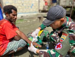 Satgas Yonif 131/Brajasakti Peduli Kesehatan Masyarakat Perbatasan Papua