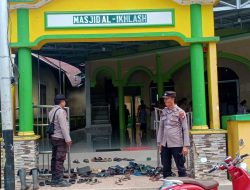 Samapta Polsek Menyuke Lakukan Pengamanan Kepada Warga Yang Melaksanakan Sholat Jum’at
