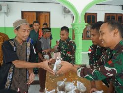 Jumat Penuh Berkah, Satgas Yonif 131/Brajasakti Tebar Kebaikan untuk Warga Perbatasan Papua