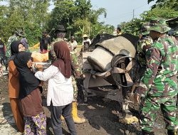 Srikandi Desa Kayen Turut Sukseskan TMMD