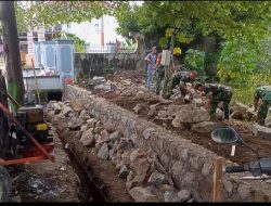 Babinsa Koramil Karangmalang Kerja Bakti Pembuatan Talud di Desa