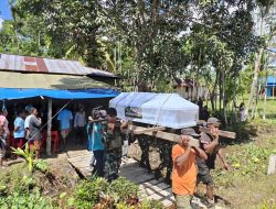 Satgas Yonif 131/Brajasakti Bantu Penguburan Warga Yang Meninggal di Kampung Wambes Perbatasan Papua