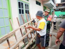 Kepedulian Bersama, Babinsa Beserta Masyarakat Kepanjenkidul Gotong Royong Perbaiki Atap Rumah Warga