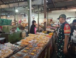 Ramah Santun dan Senyum Teritorial, Babinsa Danukusuman Berikan Motivasi dan Dukungan Pelaku UMKM di Pasar Harjodaksino