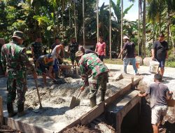 Gotong Royong Pengecoran Box Culvert Warnai Kegiatan TMMD ke-124 Kodim 0320/Dumai di Kelurahan Bukit Kayu Kapur