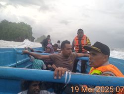 Polsek Leksula Evakuasi Lima Warga Bala-Bala yang Alami Kecelakaan Laut