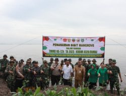 Ratusan Pohon Mangrove Hijaukan Pantai Purnama dalam Semangat TMMD ke-124 Kodim 0320/Dumai