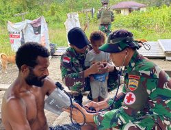 Satgas Yonif 131/Brajasakti Berikan Pelayanan Kesehatan Gratis bagi Warga Papua