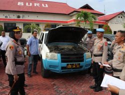 Kapolres Buru AKBP Sulastri Sukidjang, S.H., S.I.K., M.M. Lakukan Pemeriksaan Kendaraan Dinas di Lapangan Polres Buru