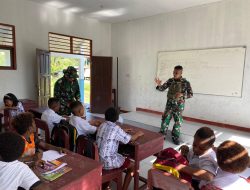 Tidak Hanya Menjaga Perbatasan, Satgas Yonif 131/Brajasakti Juga Bantu Cerdaskan Anak-Anak Papua