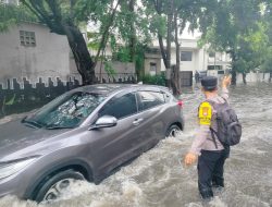 Aksi Humanis Bhabinkantibmas, Hujan Deras Bantu Warga Lewati Genangan Air, Ini Potret Polri Hadir Bantu Warga di Depan SDN 05 Srengseng Kembangan