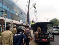 Polsek Kembangan dan Tiga Pilar Tertibkan Atribut Ormas di Meruya dan Srengseng