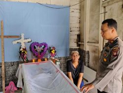 Peduli Warga, Kapolsek Mandor Sambang Duka dan Ikuti Prosesi Pemakaman