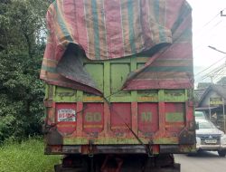 Truk Angkutan Batu Bara Mogok di Badan Jalan, Lalu Lintas Tersendat