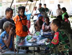 Satgas Yonif 762/VYS Menyelenggarakan Pengobatan Massal di Kampung Kokas