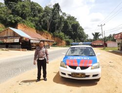 Anggota Polsek Mandor Laksanakan Patroli Dengan Suasana Adat Balala Nagari untuk Cegah Tindak Pidana Pencurian