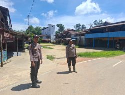 Warga Kuala Behe Sedang Melangsungkan Adat Balala Polsek Kuala Behe Lakukan Monitoring