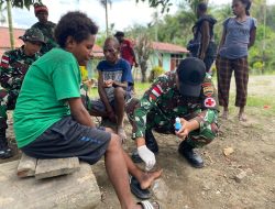 Satgas Yonif 131/Brajasakti Gelar Pelayanan Kesehatan Kepada Masyarakat Perbatasan Papua