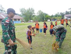 Satgas Yonif 131/Brajasakti Bersama Siswa Gotong Royong Ciptakan Lingkungan Belajar yang Nyaman