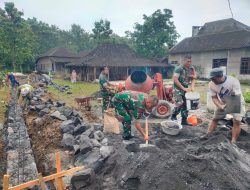 Babinsa Gotong Royong Bangun Pondasi Rumah Warga, Simbol Kemanunggalan TNI-Rakyat