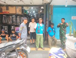 Ngobrol Santai Babinsa Kemlayan Dengan Juru Parkir