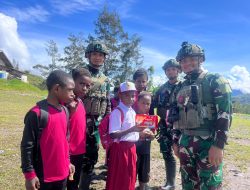 Dibalut Senyum dan Tawa, Prajurit TNI Jadi Sahabat Anak-Anak Papua, Kami Ada untuk Kalian