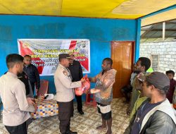 Polres Pegunungan Arfak Menyalurkan Bantuan Sosial Berupa Sembako Kepada Keluarga Korban Bencana Alam Tanah Longsor