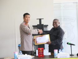Polda Papua Barat Bersama KPU Gelar Audiensi, Penyerahan Piagam Penghargaan dan Plakat