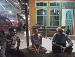 Anggota Polsek Mandor Patroli Malam, Temui Warga yang Sedang Duduk Santai