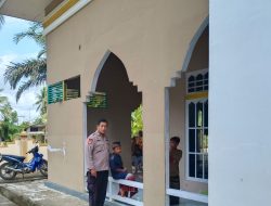 Ciptakan Rasa Aman Bhabinkamtibmas Polsek Kuala Behe Laksanakan Pengamanan Sholat Jumat